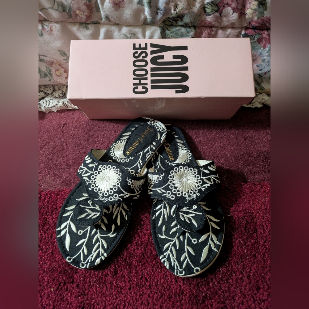🌸 Juicy Couture Embroidered Sandals – Size 9M 🌸